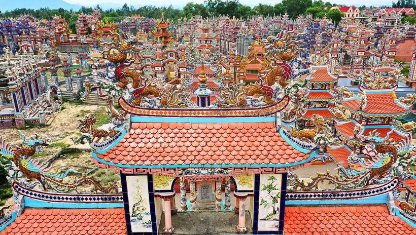Hue : Private Car to Hoi An via HaiVan pass & City of Ghosts - Leaving Hue for An Bang Cemetery