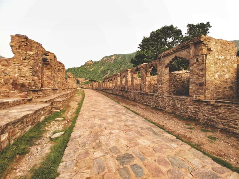 Jaipur: Haunted Bhangarh Fort and Abhaneri Stepwell Day Trip - Bhangarh Fort and the stories of a deserted town