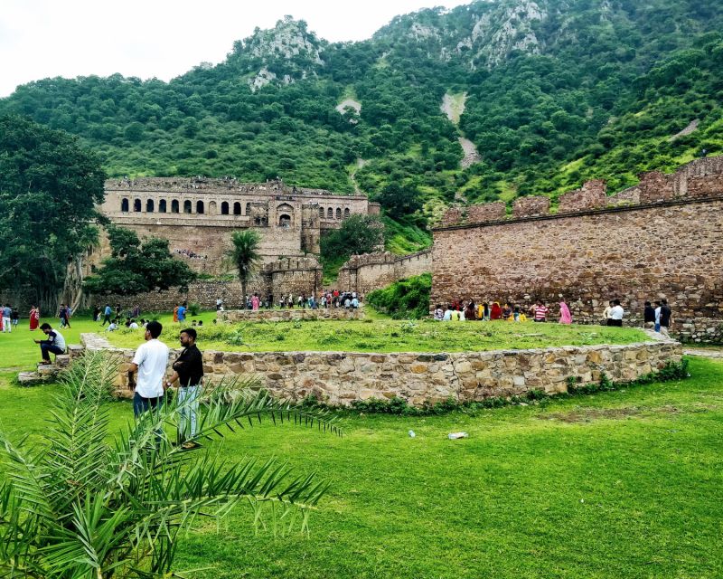 Jaipur: Haunted Bhangarh Fort and Abhaneri Stepwell Day Trip - What the private car adds to the day
