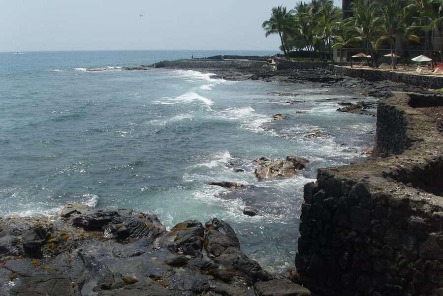 Kailua-Kona: Haunted History Ghost Walking Tour - Moku‘aikaua Church and competing miracles