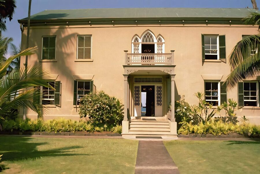 Kailua-Kona: Haunted History Ghost Walking Tour - King Kamehameha’s Kona Beach Hotel after sunset