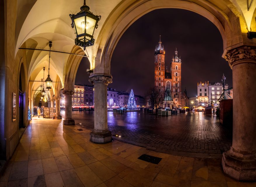 Krakow: Evening Walking Tour with Spooky Stories - St. Mary’s Basilica and legends in the lamplight