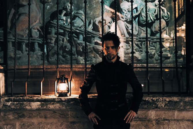 Krakow Night Tour: Ghosts, Vampires and Legends of the Old Town - Meeting at Plac Mariacki and entering the Old Town
