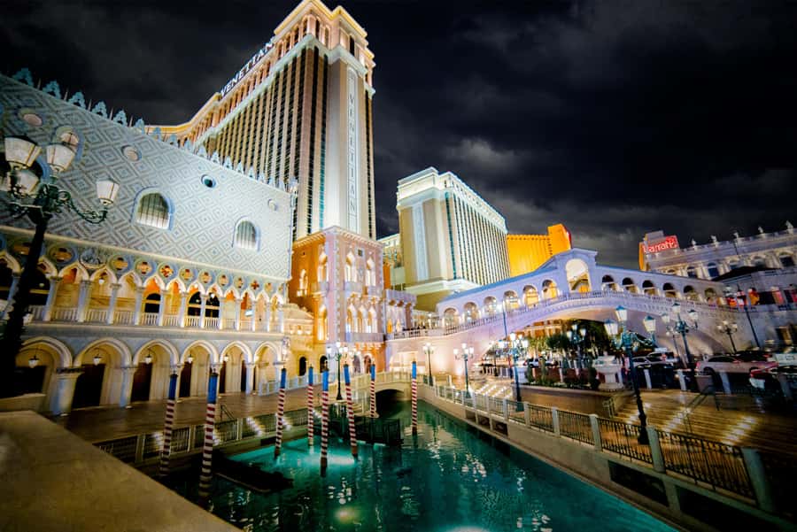 Las Vegas: Gangsters, Glitz, and Gore Ghost Tour - Why the guide matters so much