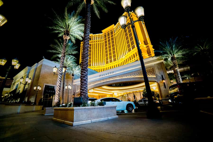 Las Vegas: Gangsters, Glitz, and Gore Ghost Tour - Heat, shoes, and the one-mile reality