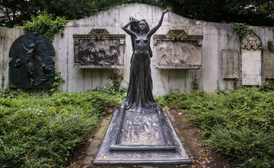 Leipzig Old Cemetery: 75-Minute Dark History Tour - The cemetery walk and its darker stories