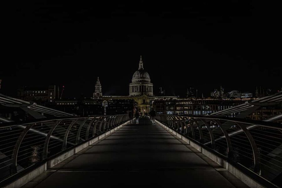 London: Ghosts, Legends & Mysteries Night Walking Tour - Charterhouse Square and the first plague stories