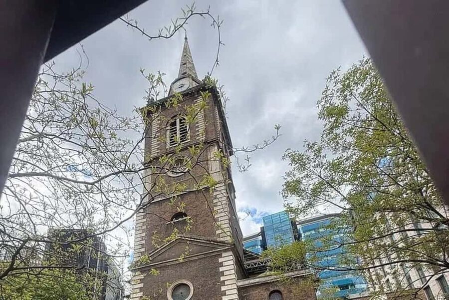 London: Jack the Ripper Tour with Drinks - Whitechapel and the first pub stop