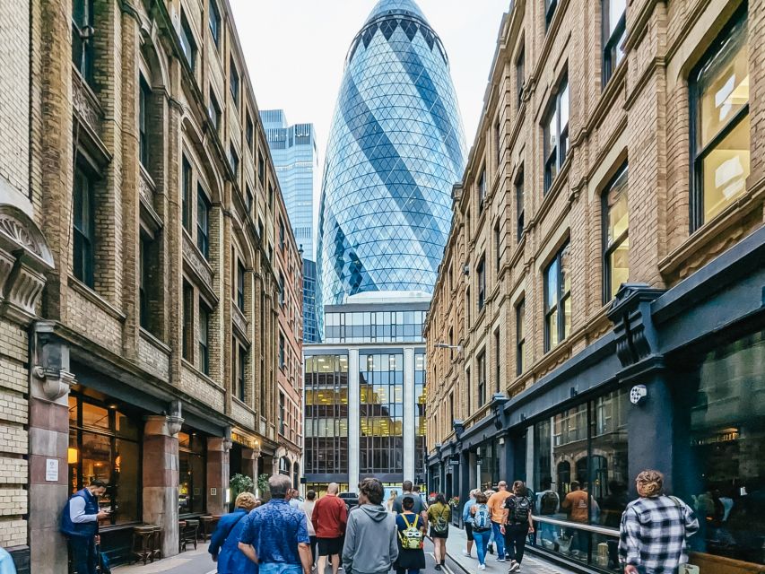 London: Jack the Ripper Tour with Immersive Ripper Vision - Narrow streets, real atmosphere, and modern London