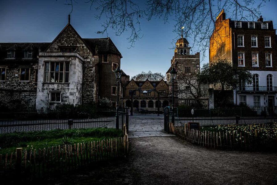 London Night Walking Tour: Ghosts & Haunting Legends - St Bride’s Church and London’s old stories