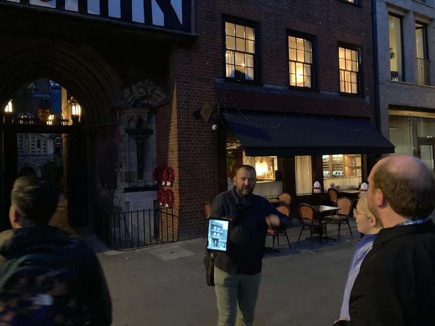 London's Ghosts & Gruesome Past Nighttime Walking Tour - Holy Sepulchre Church and the business of grave robbery