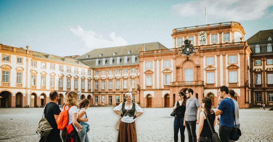 Mannheim, guided costume tour: Hangmen, Witches, Huguenots - Starting at the Market Square fountain