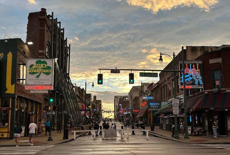 Memphis: 90-minute Haunted Walking Tour - Starting at Alfred’s with a neon ghost