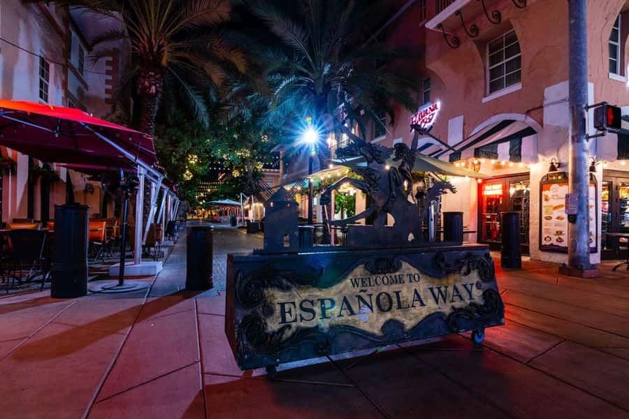 Miami: Haunts of South Beach Ghost Walking Tour - Why South Beach makes a good ghost-tour setting