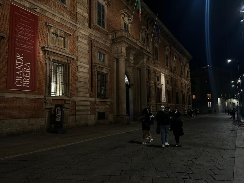 Milan: Ghosts, Mysteries, and Secrets Guided Walking Tour - The guide makes or breaks the evening