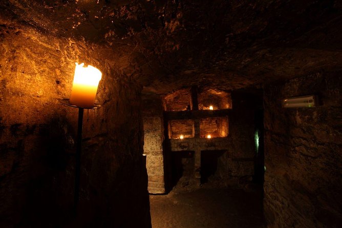 Multi-Sensory Haunted Underground Vaults Tour in Edinburgh - Meeting your cloaked guide at Mercat Cross