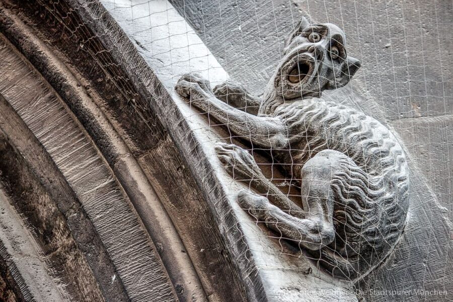Munich: Spooky Tour of Old Town in German - How the German-language format affects the experience