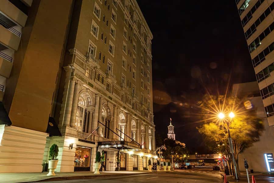 Nashville: Music City Ghosts & Hauntings Guided Walking Tour - Choosing the right guide and group position