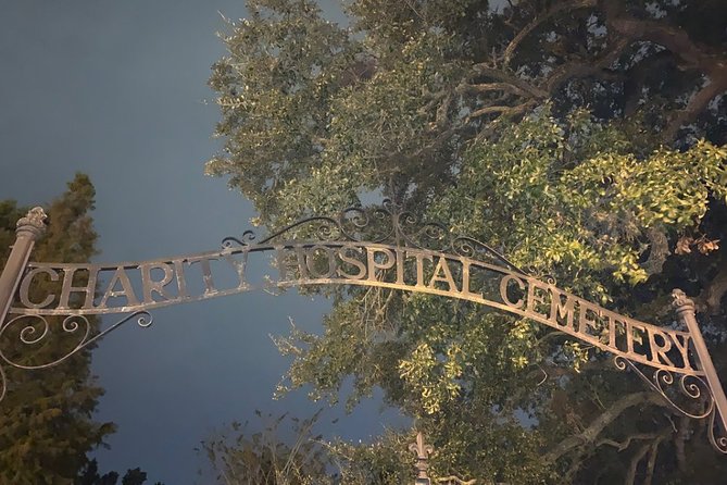 New Orleans Cemetery and Paranormal Investigation Bus Tour - The guides can make or break the night