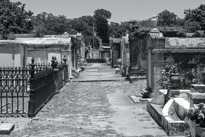 New Orleans Cemetery Bus Tour with Exclusive Cemetery Access - A short break at Morning Call