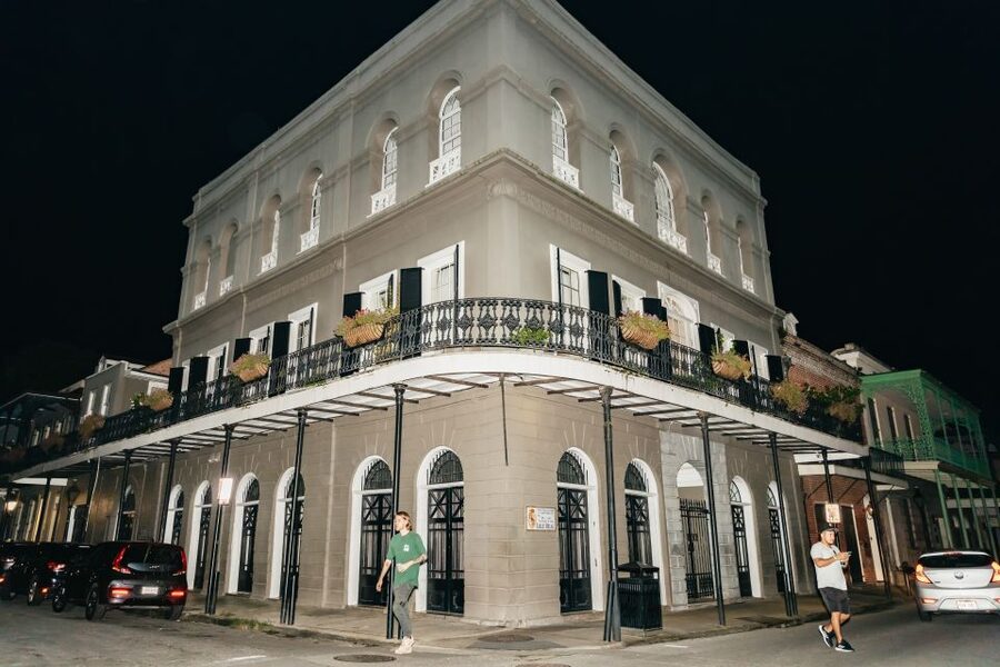 New Orleans: French Quarter Ghost Tour with Interior Visit - The guides are the main reason it works