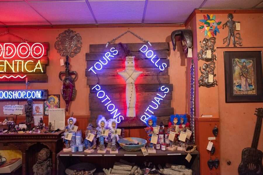 New Orleans: French Quarter, Witches, Voodoo, & Ghost Tour - How the Guides Shape the Evening