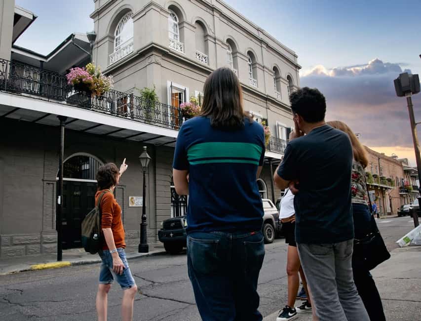 New Orleans: Ghosts of French Quarter Nighttime Walking Tour - Muriel’s and the active séance room