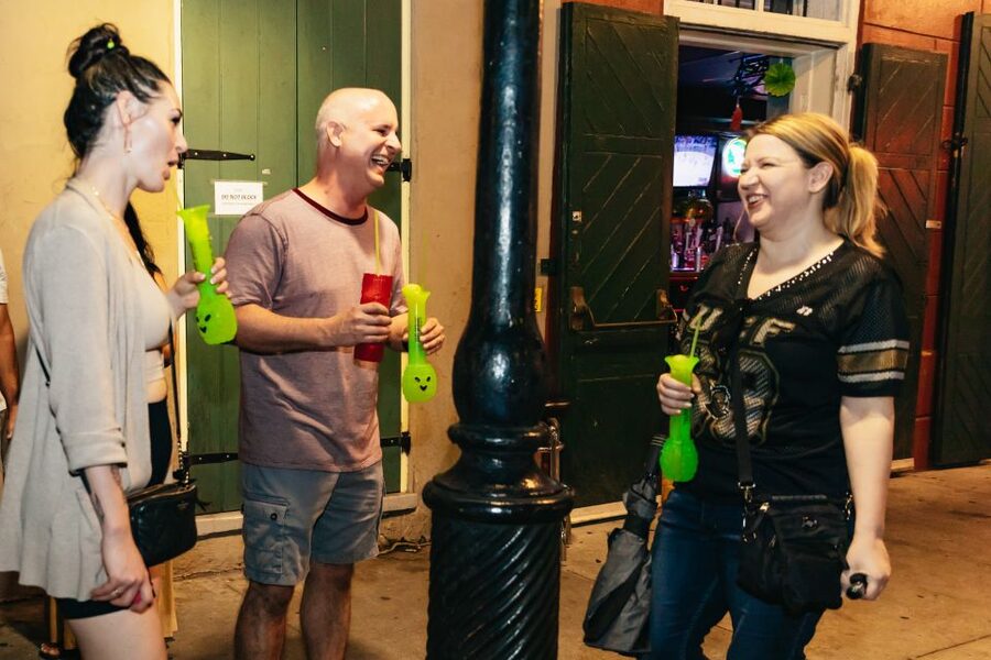 New Orleans: Haunted Pub Crawl - Pirates Alley and the short pass-by stops