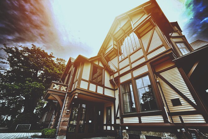Newport Ghosts: Seaside Hauntings and Hags Tour - The Vanderbilt: luxury, former residents, and uneasy rooms