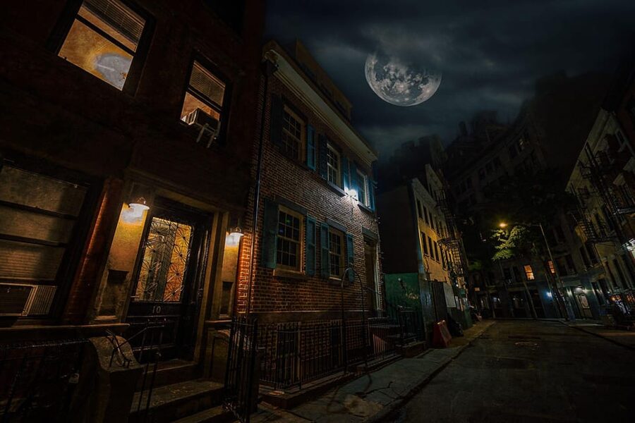 NYC: Boos & Booze Haunted Pub Crawl - Pirate’s Den and the Prohibition-era mood