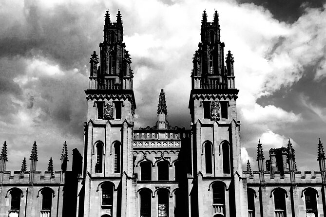 Oxford: Twilight Ghost Tour - Martyrs Cross sets a serious tone