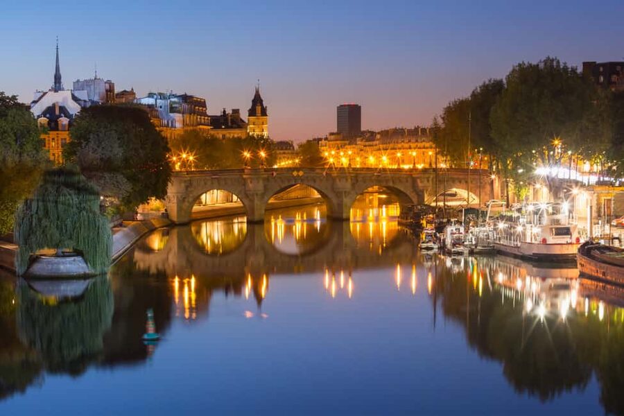 Paris: Ghosts and Dark Stories Guided Walking Tour - Passing the Conciergerie and its revolutionary spirits