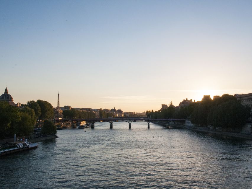 Paris: Ghosts, Legends & Mysteries Evening Walking Tour - The guides make or break the experience