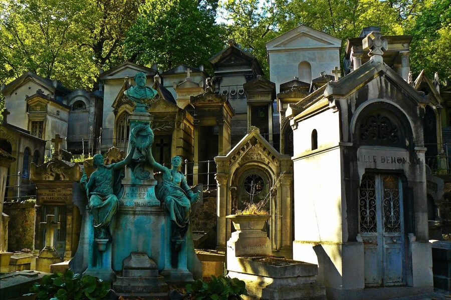 Paris: Haunted Père Lachaise Cemetery Guided Tour - Who should book this Père-Lachaise tour?