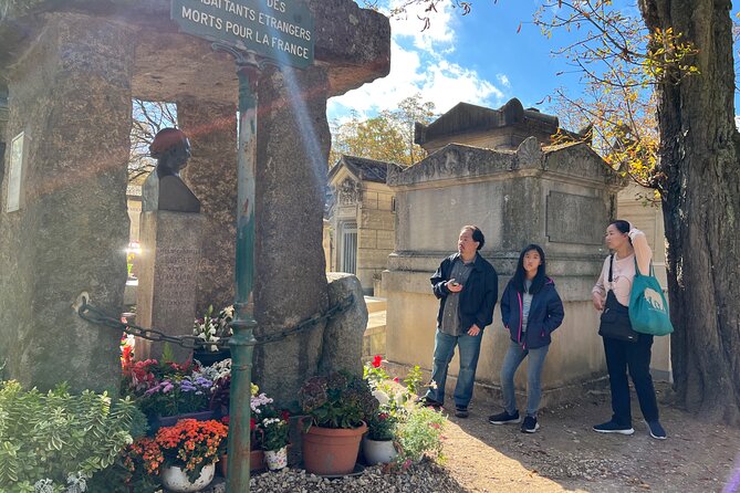Paris: Haunted Père Lachaise Cemetery Guided Tour - The guides make the biggest difference