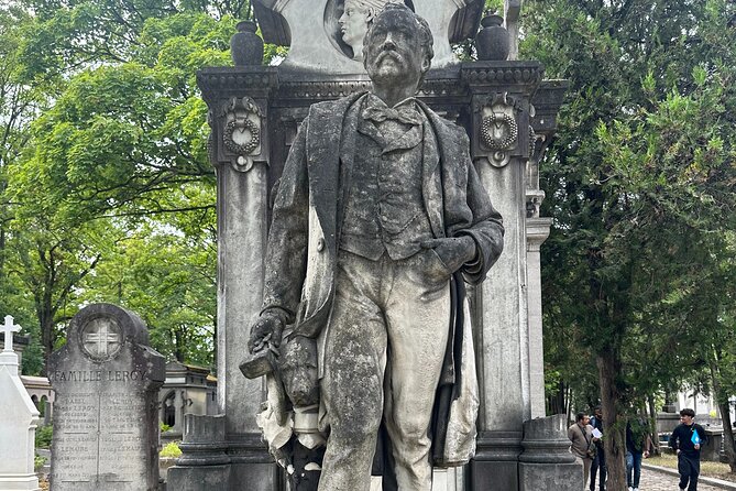 Père Lachaise's Cemetery Celebrities and Ghosts Mystery Tour - Memorials, the Revolution Wall, and Harder Stories