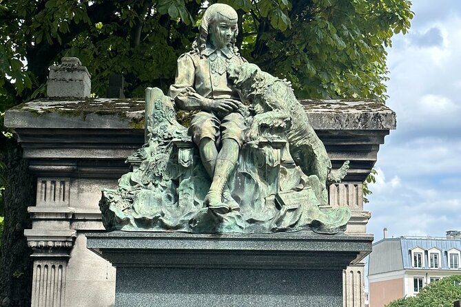 Père Lachaise's Cemetery Celebrities and Ghosts Mystery Tour - What the Guides Add to the Experience