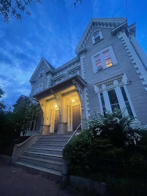 Portland: Ghost Walk - Victoria Mansion and the haunted piano