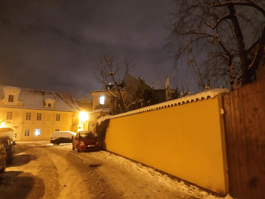 Prague: Ghost Walking Tour - The first minutes set the spooky tone