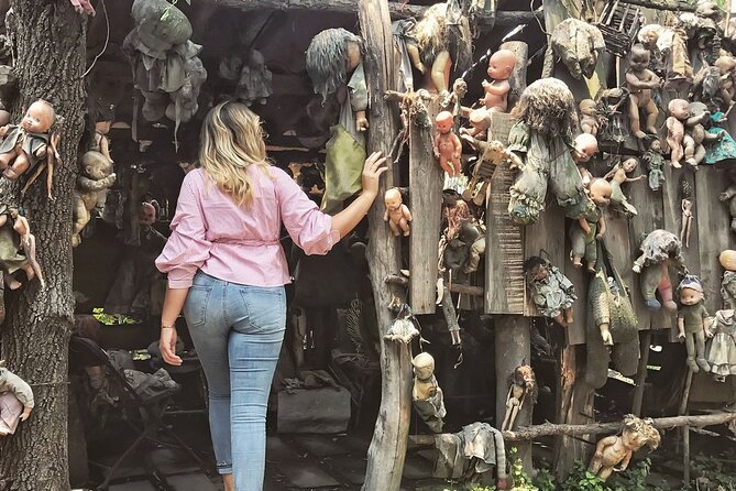 Private tour to the spooky Island of the Dolls in Xochimilco - The trajinera ride through Xochimilco