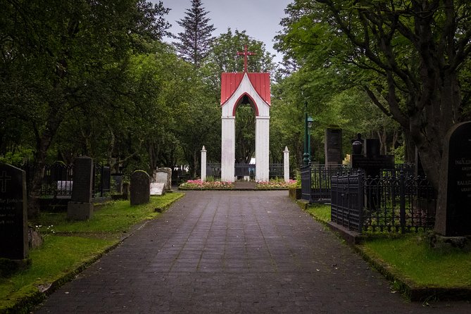 Reykjavik Folklore Walking Tour: Meet the Elves, Trolls & Ghosts of Iceland - Alþingishúsið and the guardian spirits
