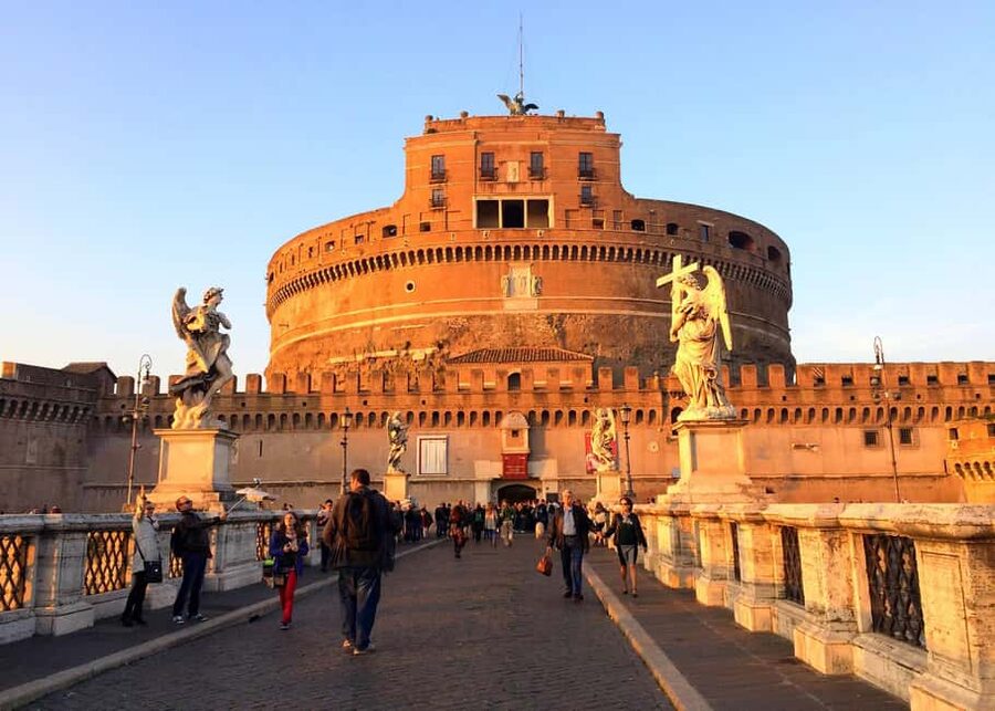 Rome After Dark: Ghosts & Medieval Backstreets Tour - The poisonous perfumery and death by cosmetics
