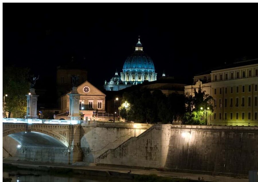 Rome Secrets: Dark History & Tasty Bites Tour - Ciambelline, wine, and a gentler pause