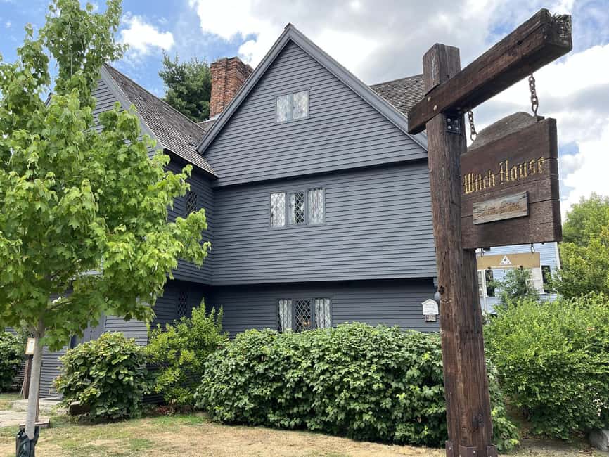 Salem Witch Tour from Boston by Train - Meeting your guide at North Station