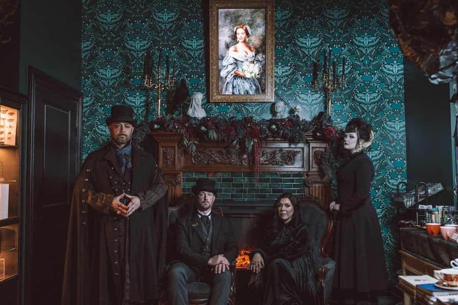 San Antonio: Ghost Bus Tour - Entering the Menger Hotel’s haunted story