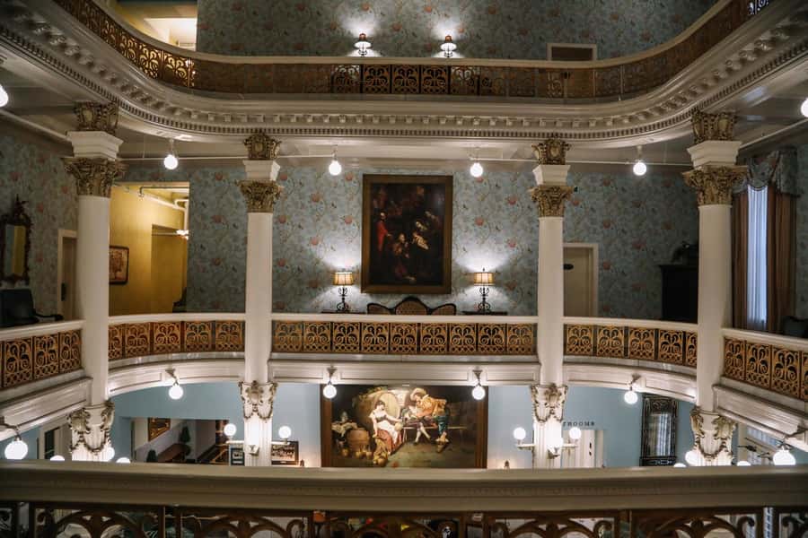 San Antonio: Spirits & Spirits Haunted Pub Crawl - Ending at the Majestic Theater