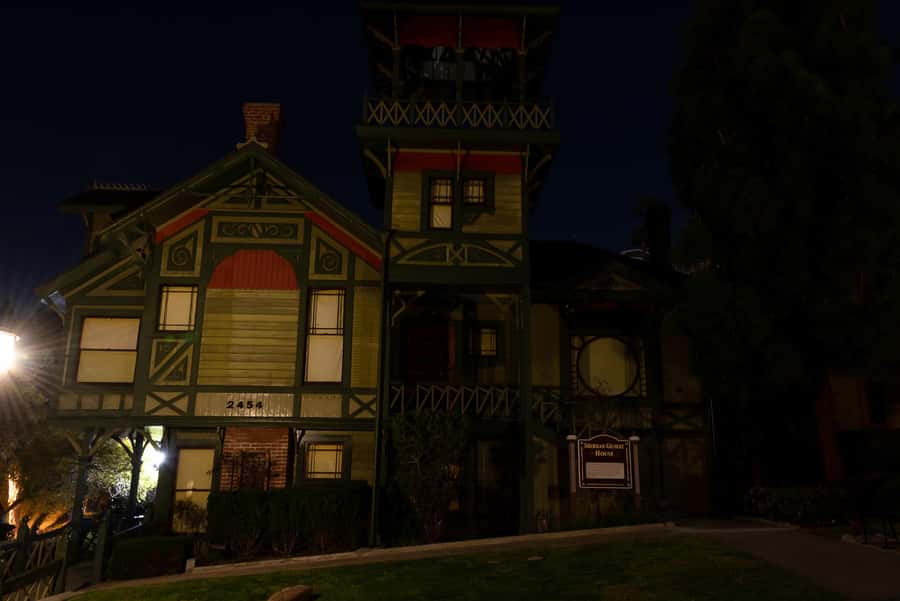 San Diego: Gaslamp Quarter Ghosts and Crime Walking Tour - Why the guides receive so much praise