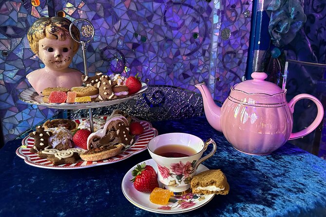 San Francisco Gregangelo Museum - Haunted Doll House - Following flashlight clues through the house