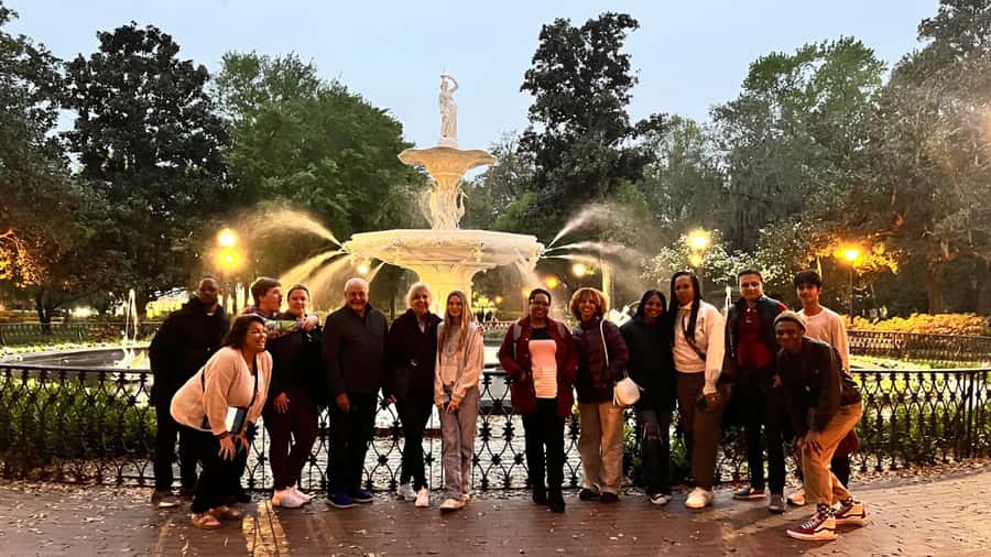 Savannah: Ghosts, Asylums, Voodoo, and Horror Walking Tour - Meeting the guide at Monterey Square