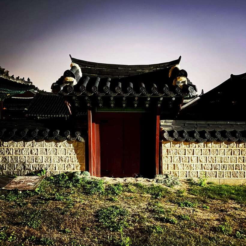 Seoul: Dark Side of the City and Ghost Stories Walking Tour - Beginning among Seoul’s royal palaces